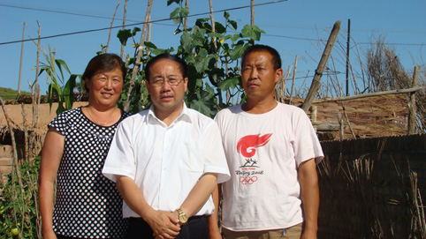 東達(dá)集團(tuán)董事長趙永亮與鄔九女及其丈夫合影