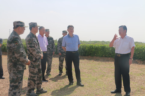 中國(guó)人民解放軍內(nèi)蒙軍區(qū)政委王炳躍來(lái)風(fēng)水梁考察